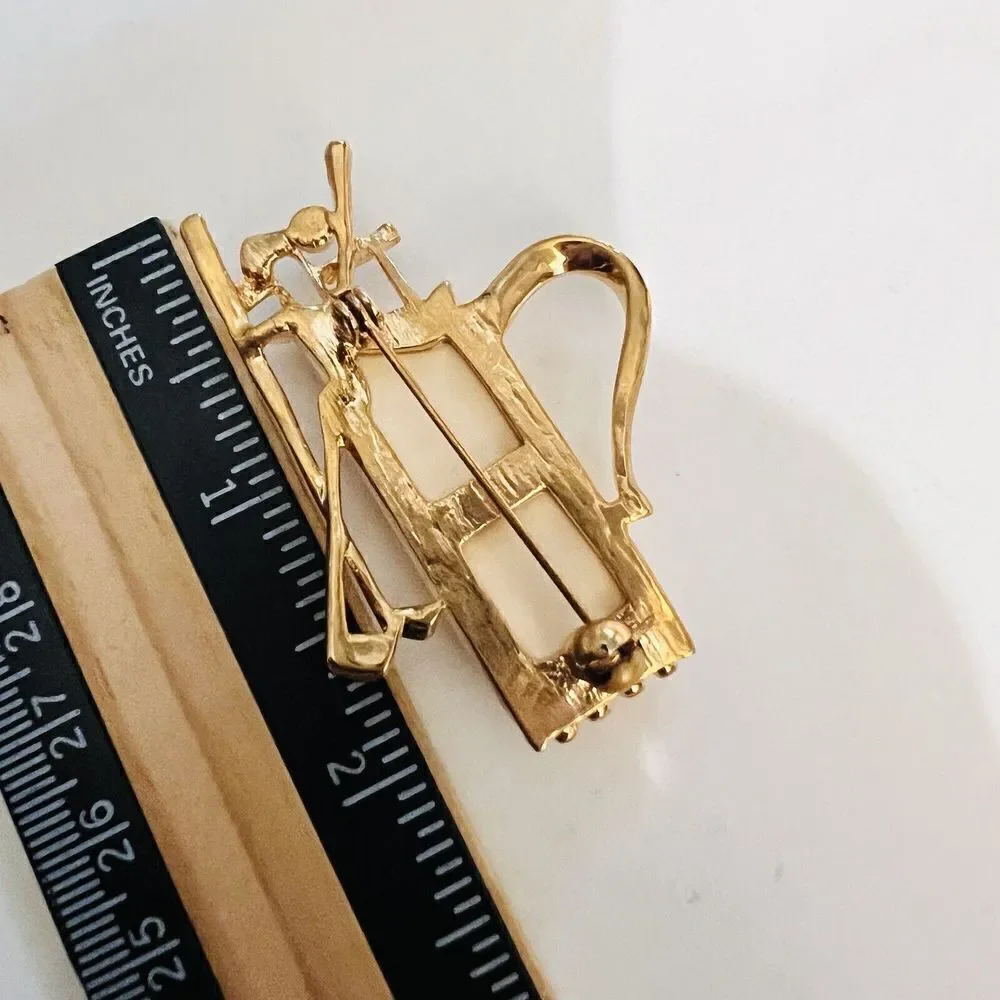 Vintage Lucite Plastic Ivory Gold Tone Golf Clubs In Bag Pin Brooch 4426